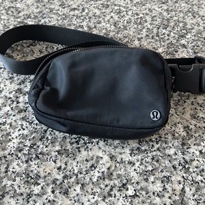 Lululemon everywhere belt bag